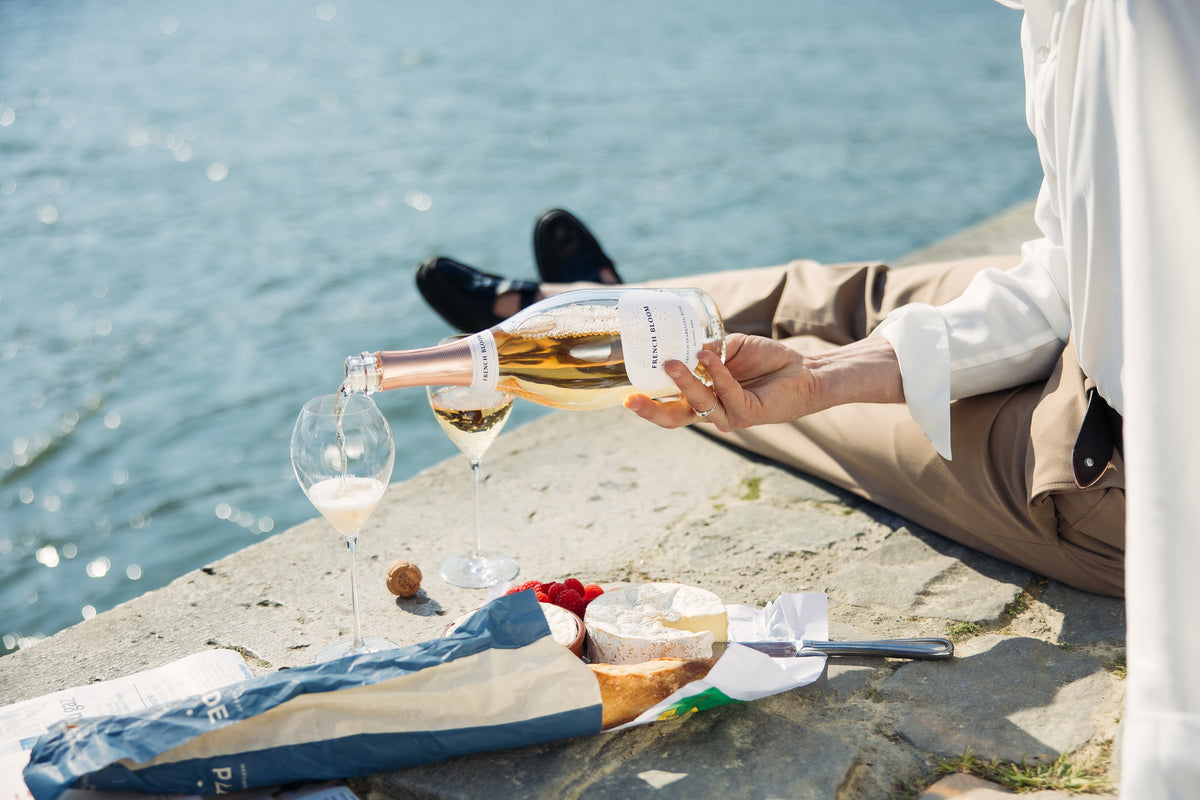 Des amis partagent French Bloom au bord de la mer